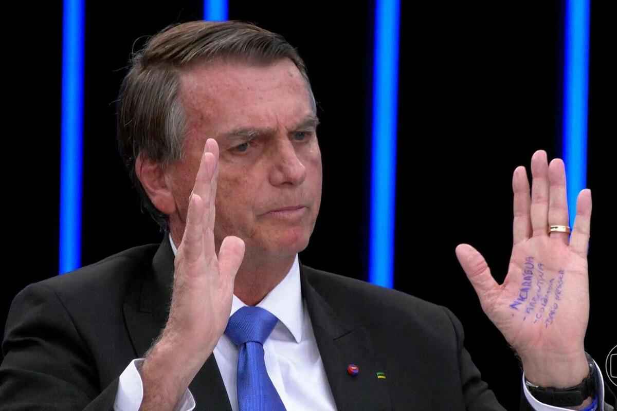 Internet reage a entrevista de Bolsonaro no JN: 'de olho na colinha' - Reprodução TV Globo