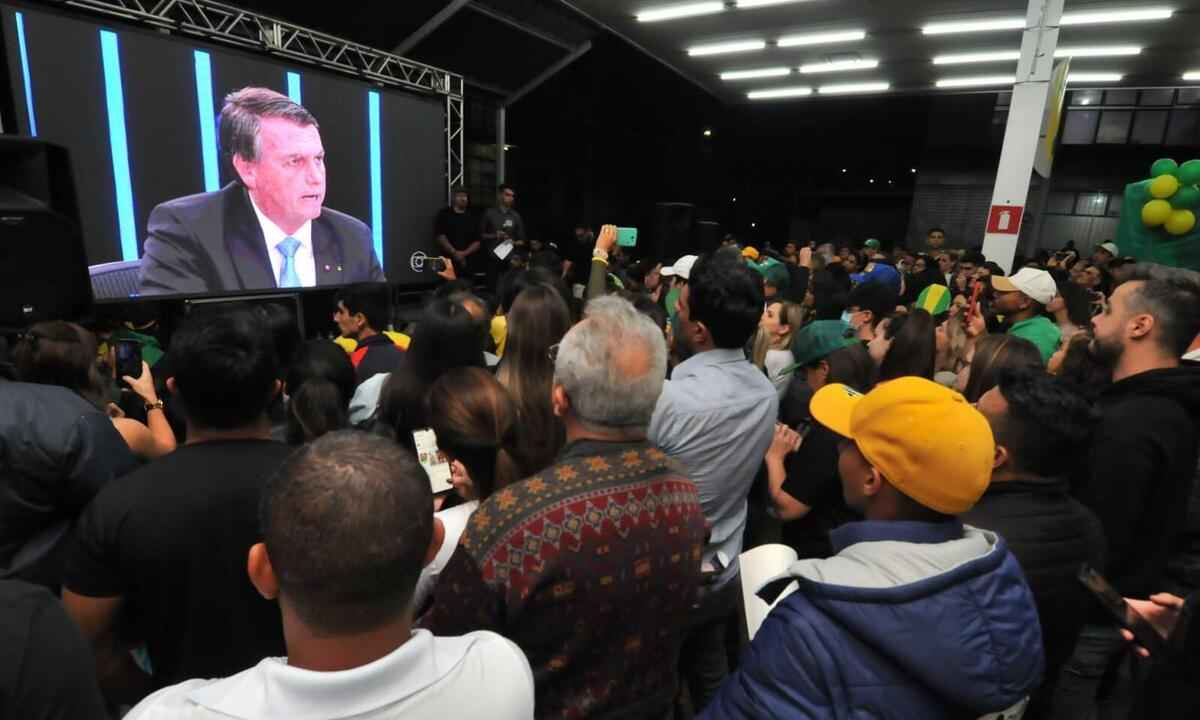 Bolsonaristas acompanham entrevista em telão: 'Cala a boca, Bonner' - Marcos Vieira/EM/D.A Press