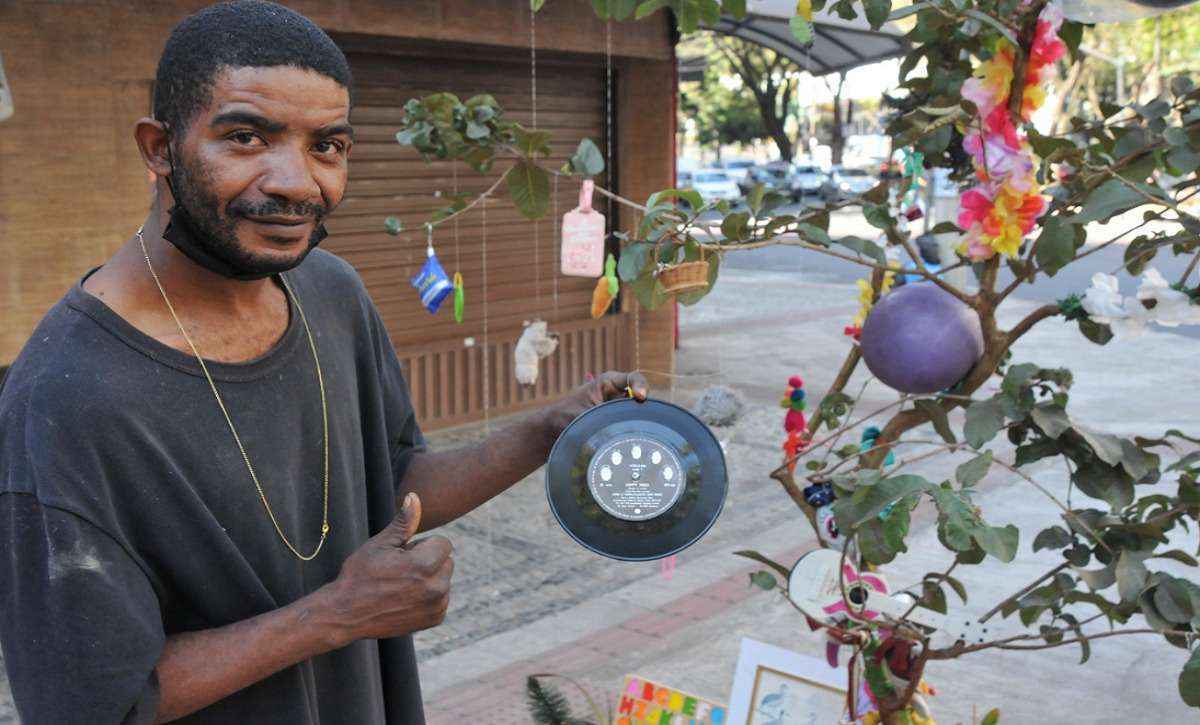 Morador em situação de rua cria obra de arte curiosa em árvore em BH - Gladyston Rodrigues/EM/D.A Press