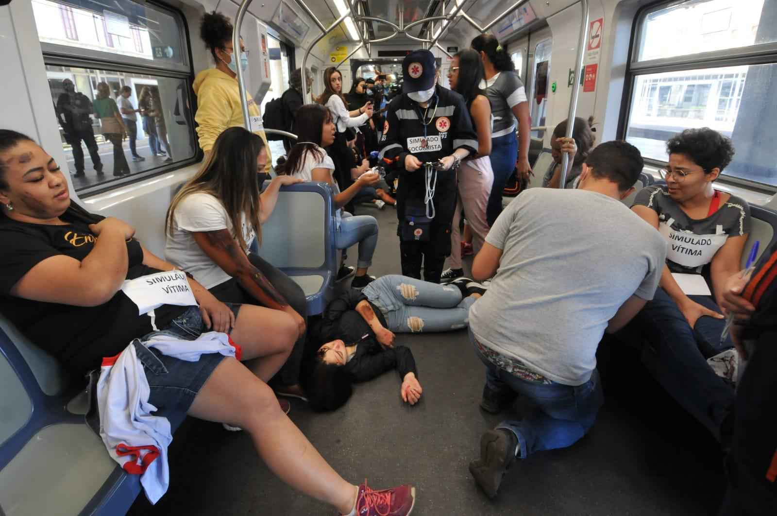 Enfermeiros e funcionários do metrô participam de simulado de emergência  - Gladyston Rodrigues/EM/D.A Press