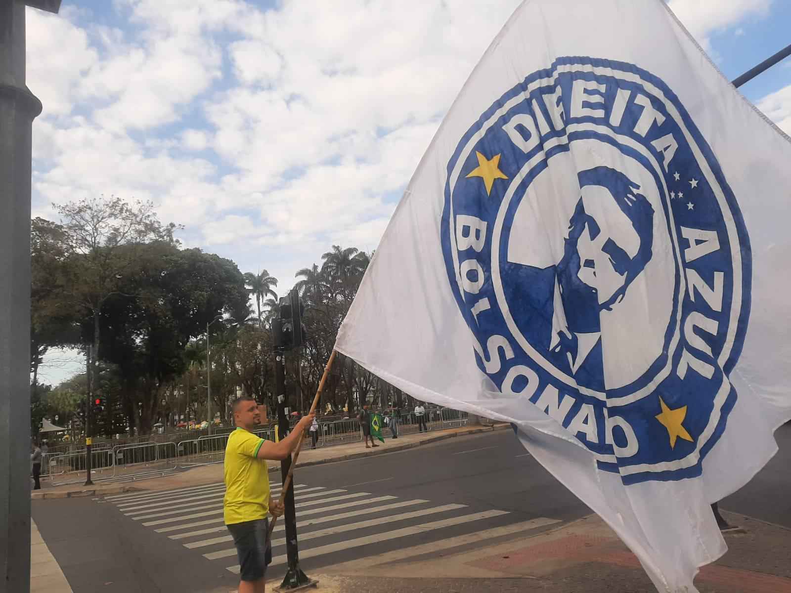 Bolsonaro em BH: torcida Direita Azul, do Cruzeiro, aguarda presidente - Bernardo Estillac/EM/D.A Press