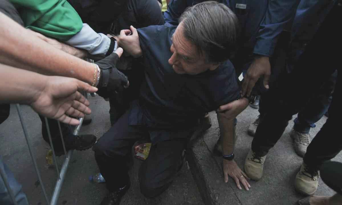Bolsonaro em BH: presidente sofre queda ao cumprimentar apoiadores - Alexandre Guzanshe/EM/D.A Press