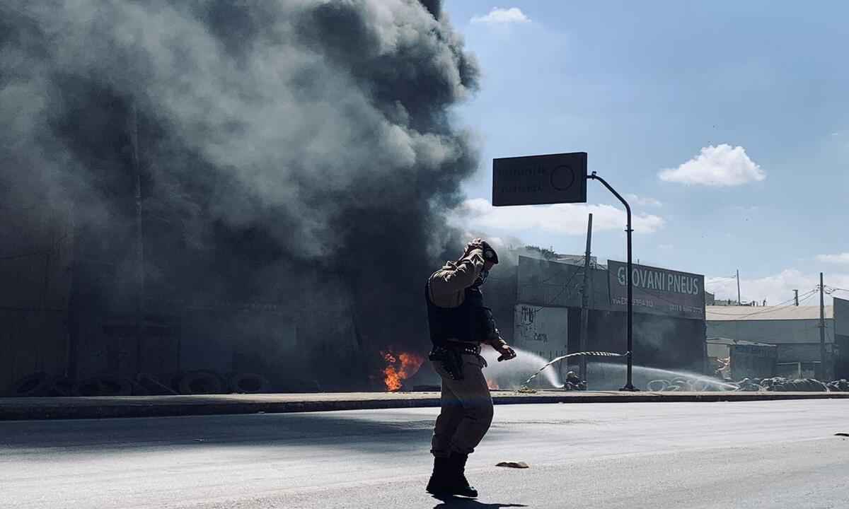 Incêndio em borracharia de Contagem fecha Via Expressa; veja o vídeo - Jorge Lopes/EM/D.A Press