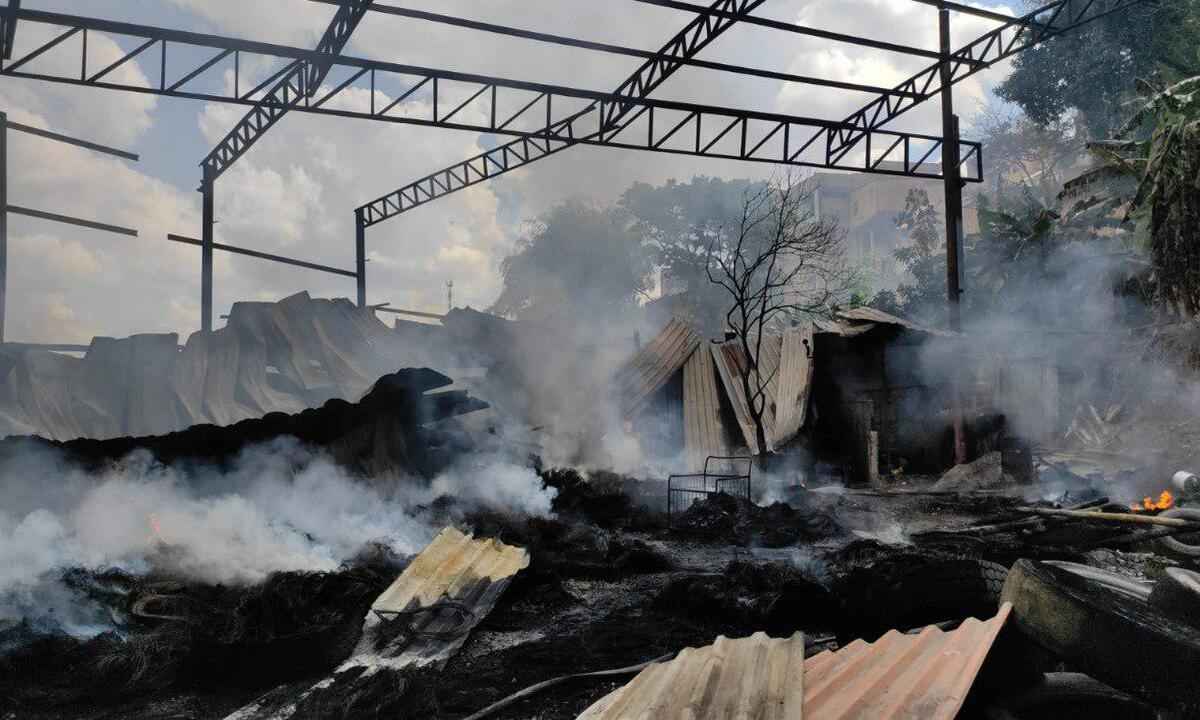 Incêndio em borracharia é controlado, mas Via Expressa segue fechada  - CBMMG/Divulgação 
