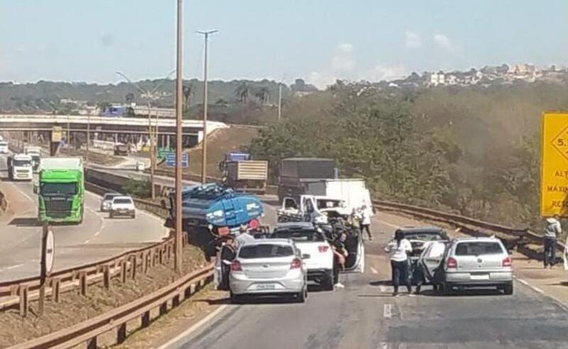 Acidente com caminhão tanque bloqueia a Fernão Dias, na RMBH - BH no QUP