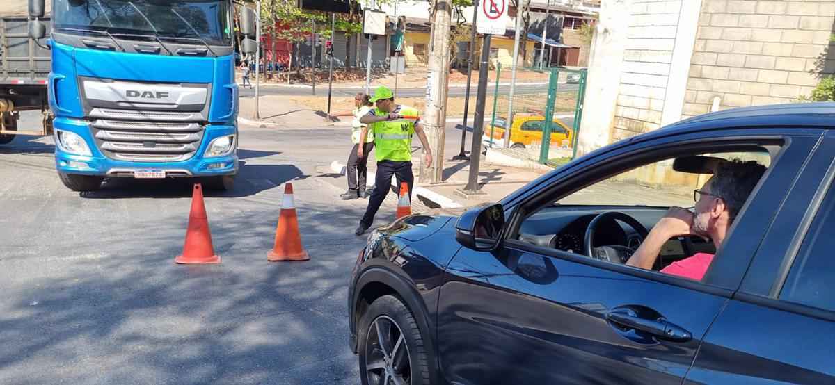 Avenida Teresa Cristina é fechada para treinamento contra inundações  - Roger Victor/Defesa Civil de BH