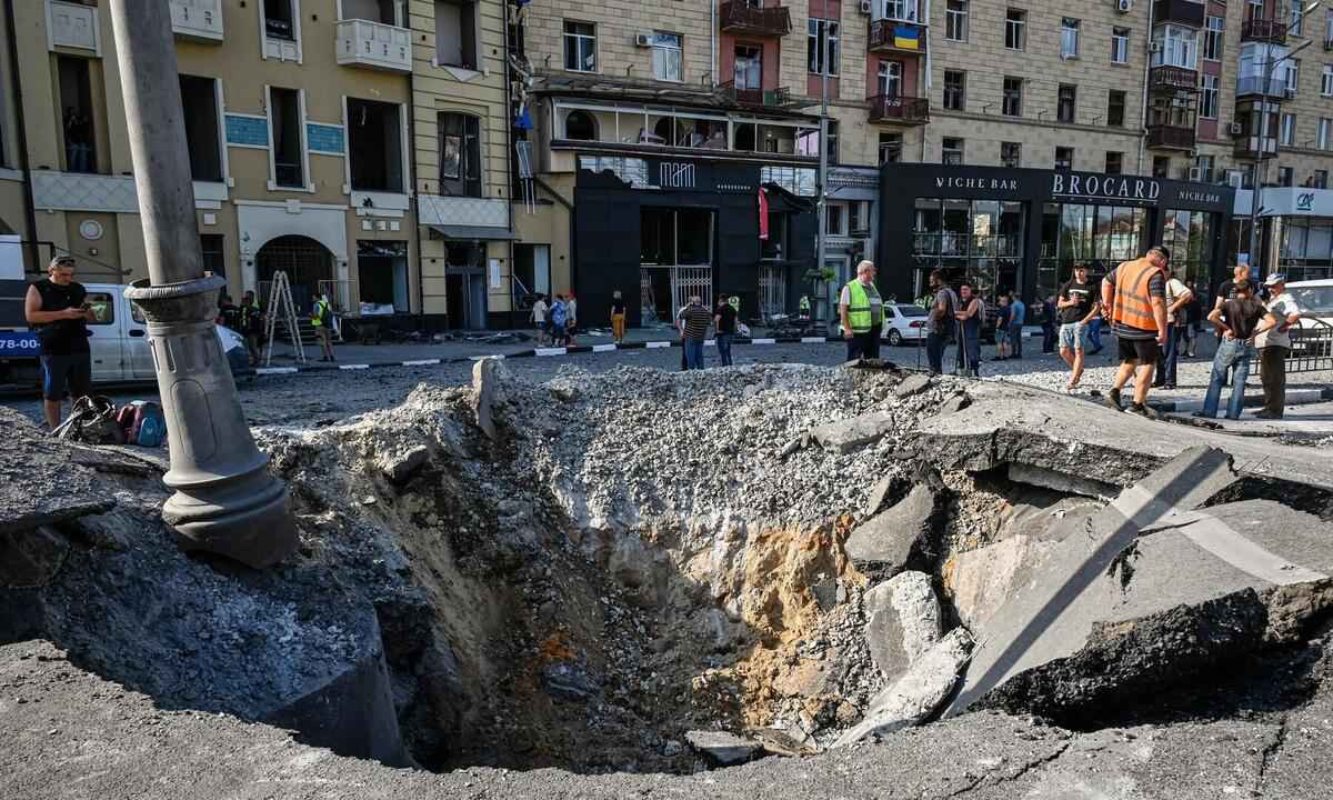 Ucrânia alerta que novos bombardeios contra central nuclear provocam risco de vazamento radioativo - SERGEY BOBOK / AFP