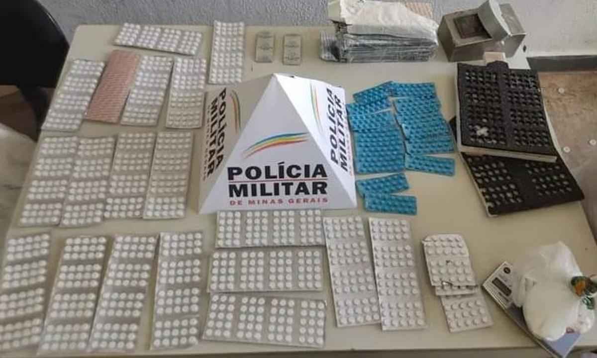 Homem é preso com milhares de comprimidos e produção caseira de rebites - PMMG/Divulgação