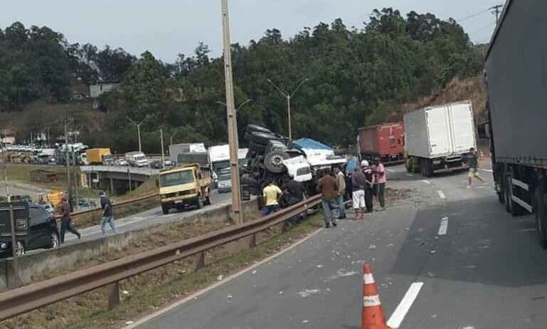 BR-381: carreta capota e motorista fica em estado grave - Redes Sociais/Reprodução