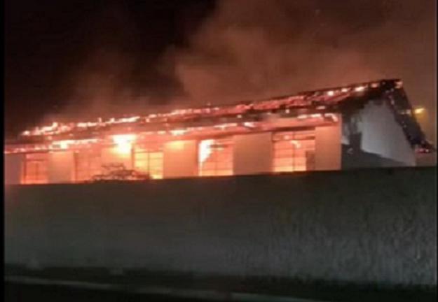 Vídeo: escola pega em fogo em Ibiá, interior de Minas - Reprodução / Redes Sociais