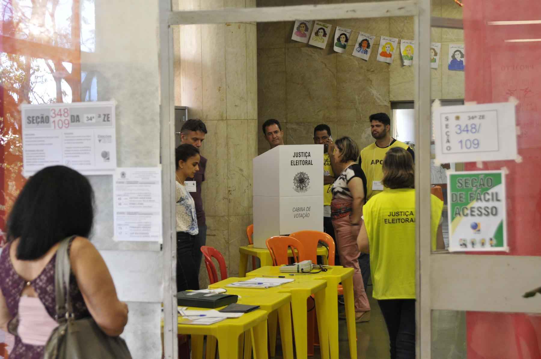 Eleitor que não deixar celular com mesário será proibido de votar, diz TSE - Juarez Rodrigues/EM