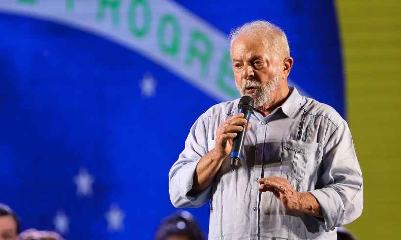 Lula mantém vantagem ampla entre beneficiários do Auxílio Brasil - MICHAEL DANTAS / AFP