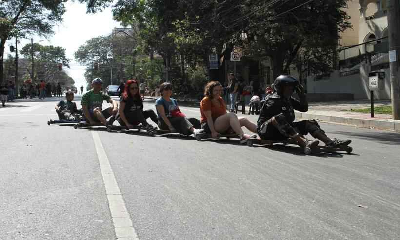 Virada: pais e filhos se divertem em competição de carrinhos de rolimã - Edesio Ferreira/EM/D.A Press