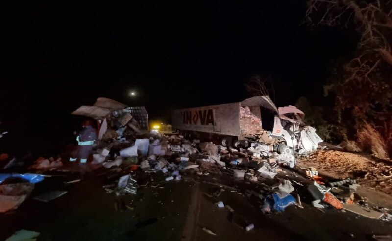 Acidente entre caminhão e carreta mata três pessoas na BR-262 - SALA DE IMPRENSA CBMMG