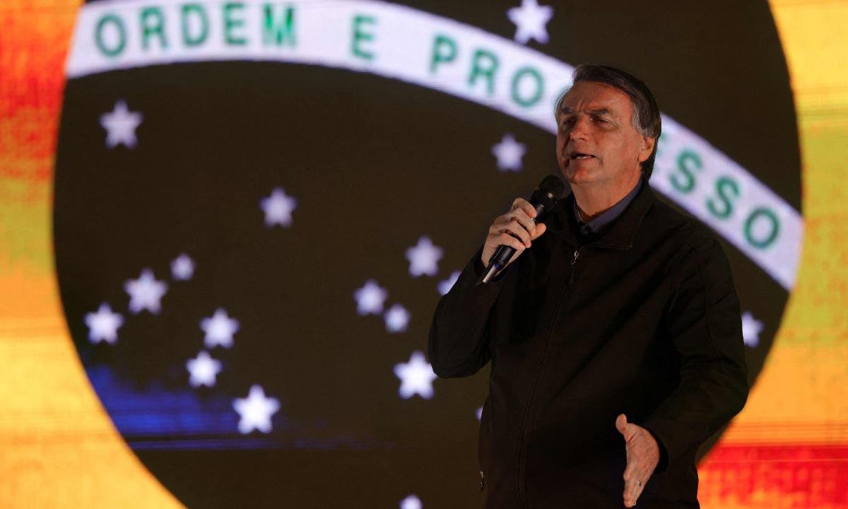 Pesquisa: Bolsonaro alcança 41,4% no DF e venceria todos no 2º turno  - AFP