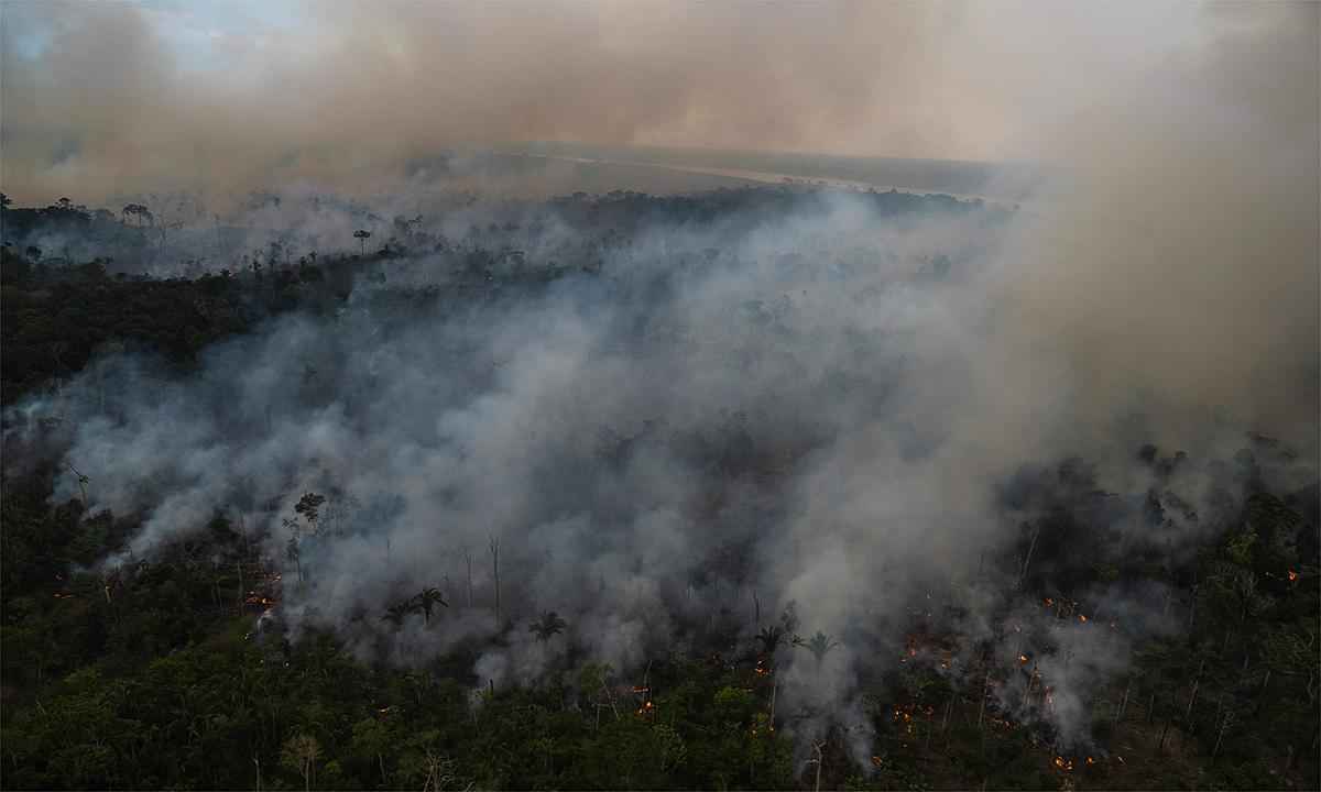 Amazônia tem dias seguidos com mais de 3 mil queimadas simultâneas - MAURO PIMENTEL / AFP