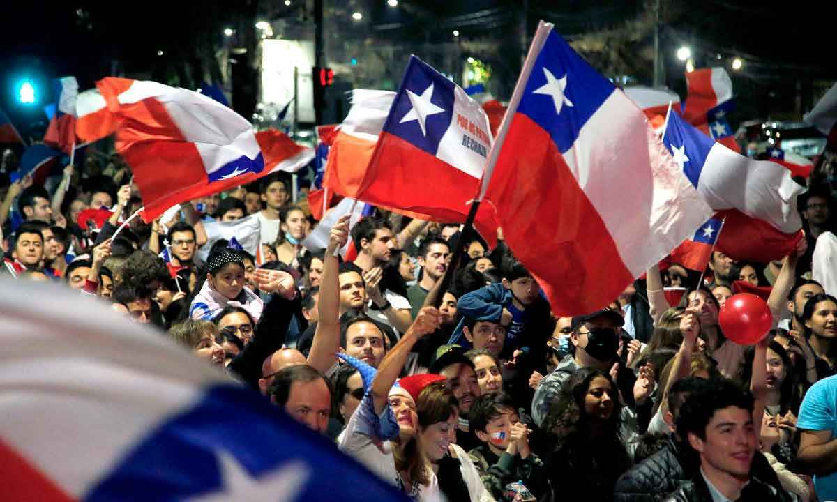 O recado que vem dos chilenos tem reflexo nas eleições brasileiras - Claudio Reyes/AFP