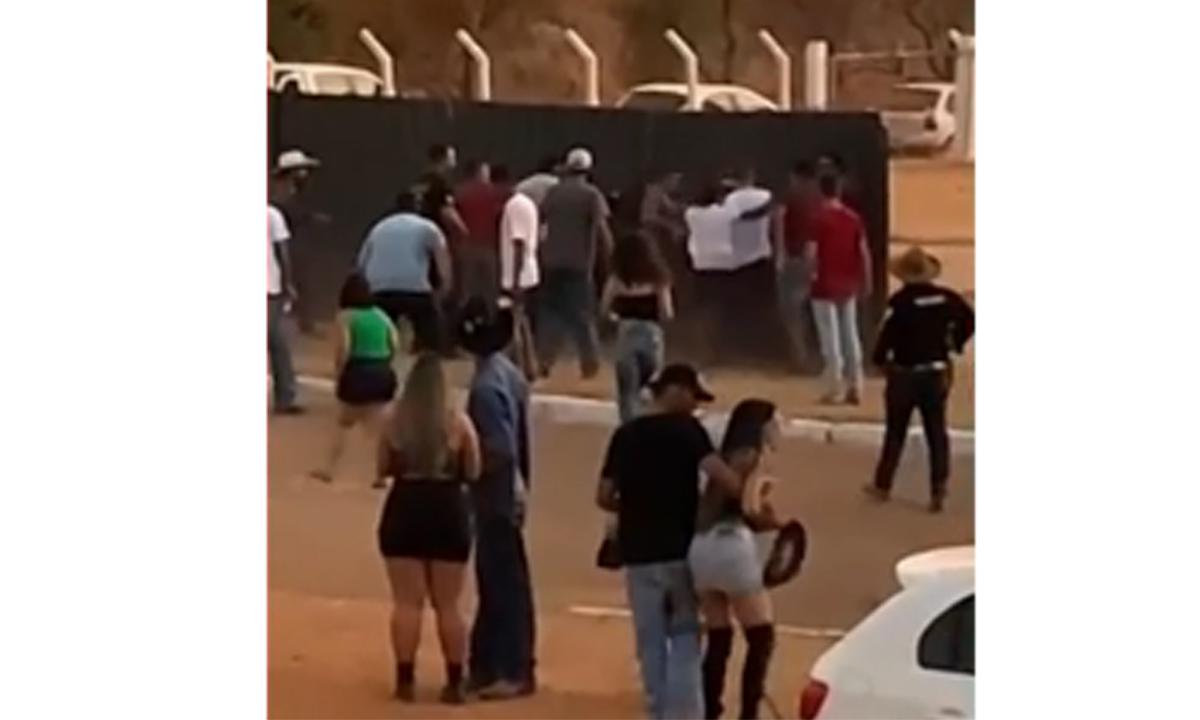 Jovem é morto com golpe de canivete no pescoço - WhatsApp/Divulgação