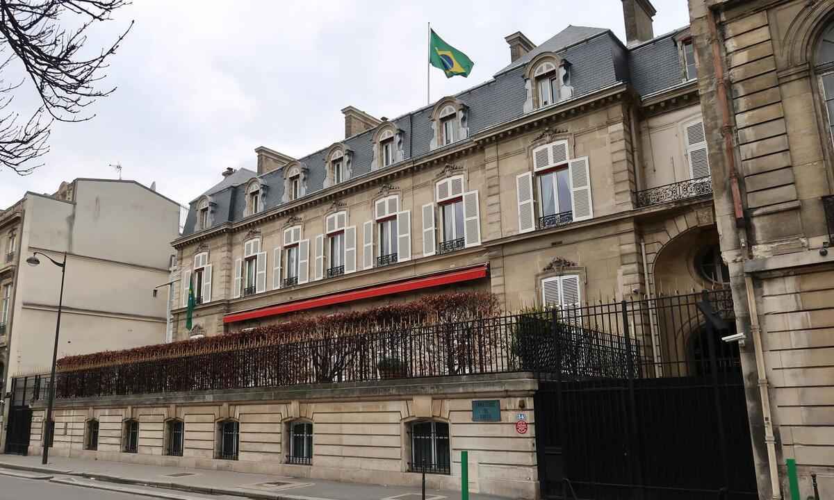 Embaixada brasileira em Paris amanhece com protesto contra Bolsonaro - Celette / Wikimedia Commons