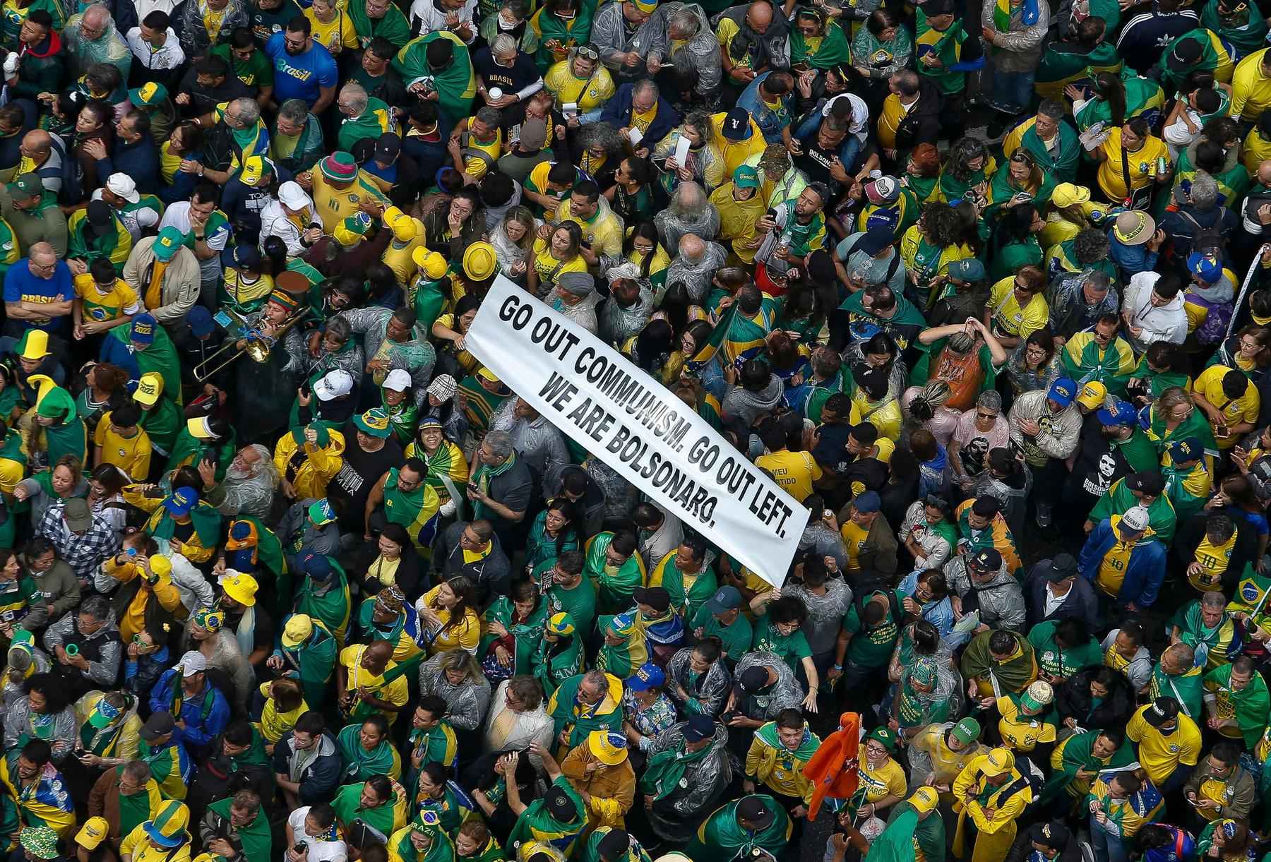 Bolsonaristas dançam ao som de música de apoiadora de Lula em São Paulo - MIGUEL SCHINCARIOL/AFP