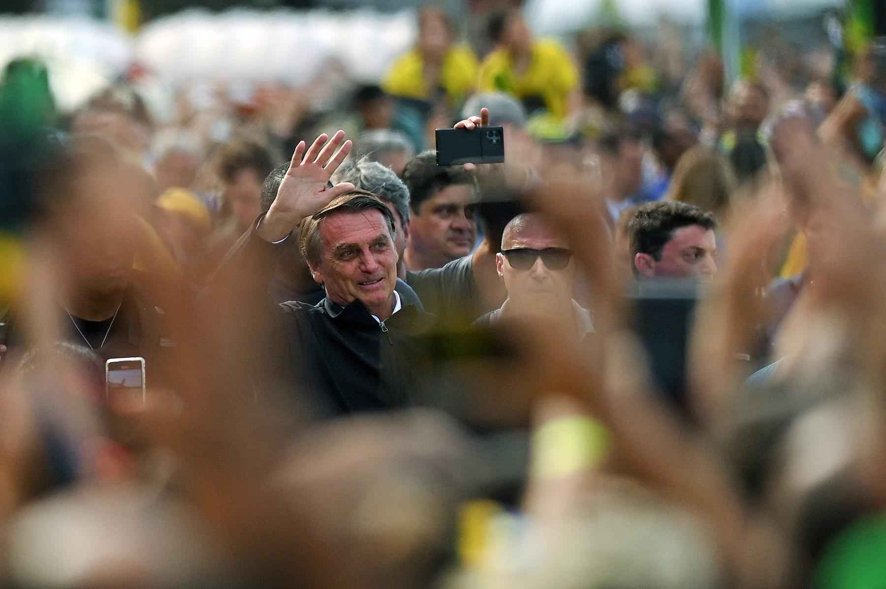 Bolsonaro em Copacabana: 'O estado é laico, mas o presidente é cristão' - ANDRE BORGES / AFP

