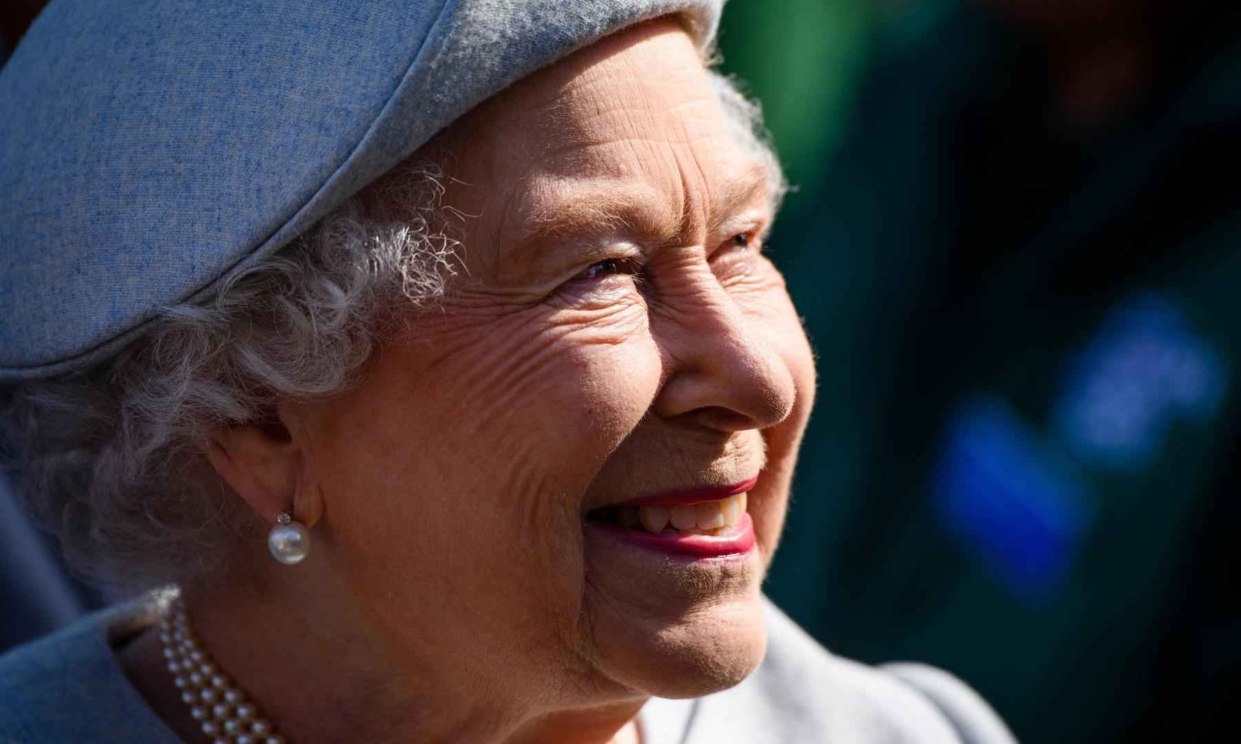 Curiosidades sobre a rainha vão de coleção de bolsas a amor por pomba - LEON NEAL / AFP
