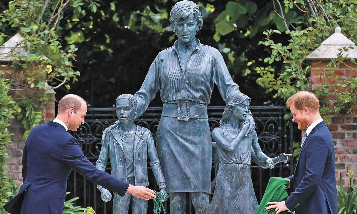 Sem Elizabeth II, monarquia terá de se reinventar para atrair juventude - DOMINIC LIPINSKI/AFP