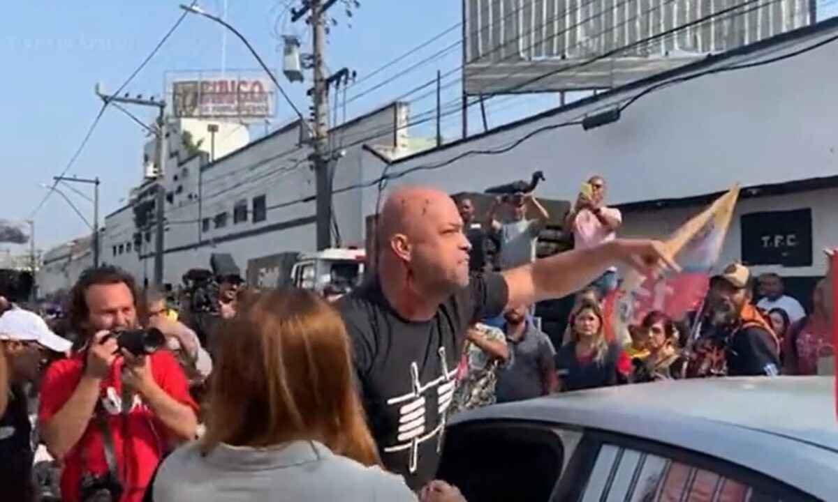 Apoiador de Bolsonaro vai a comício de Lula no Rio e gera confusão - Anna Virginia Balloussier/Folhapress