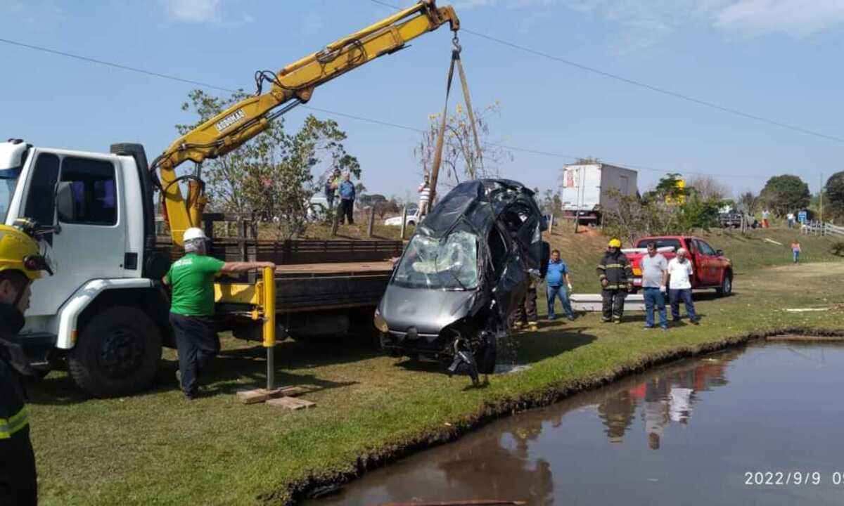 Professora morre após carro cair em tanque de peixes no Sul de Minas - Divulgação/CBMMG 
