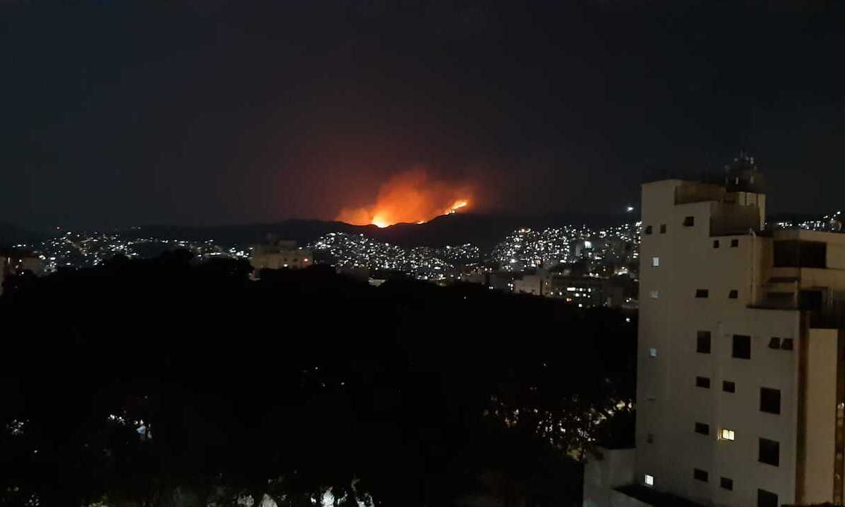 Incêndio de grandes proporções atinge área da Tamisa na Serra do Curral - Gladyston Rodrigues/EM D.A Press