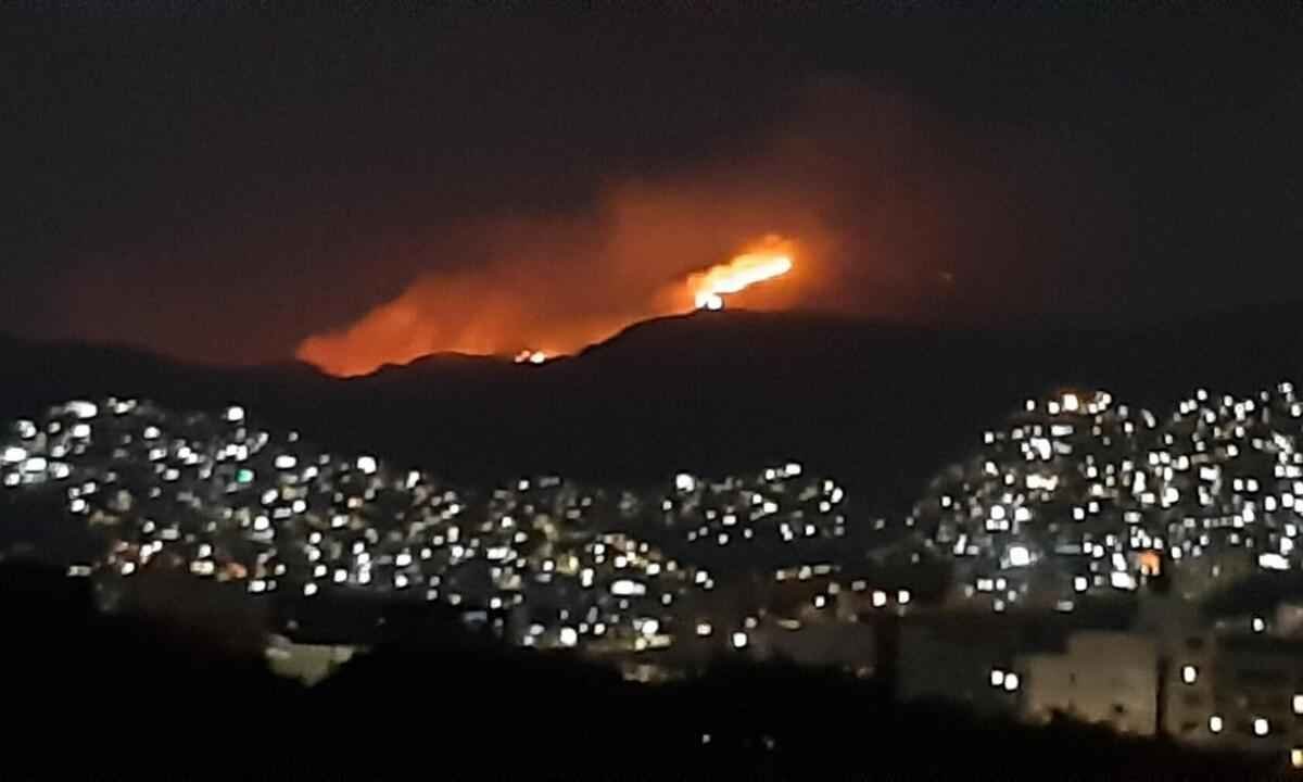 Bombeiros ainda combatem incêndio na Serra do Curral neste sábado - Gladyston Rodrigues/EM/D.A Press