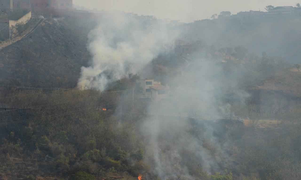 Serra do Curral: incêndio é debelado em BH, mas segue em Nova Lima - Túlio Santos/EM/D.A press