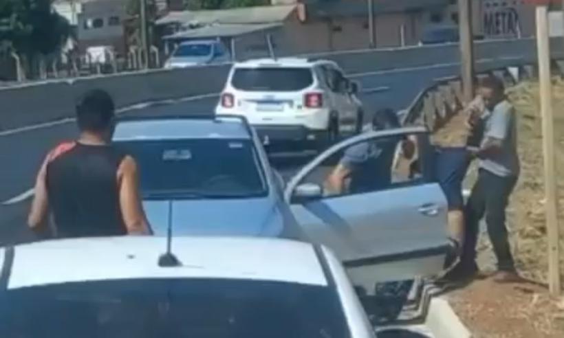 Vídeo mostra homem com carro na contramão na rodovia BR-365 - Reprodução/Redes sociais
