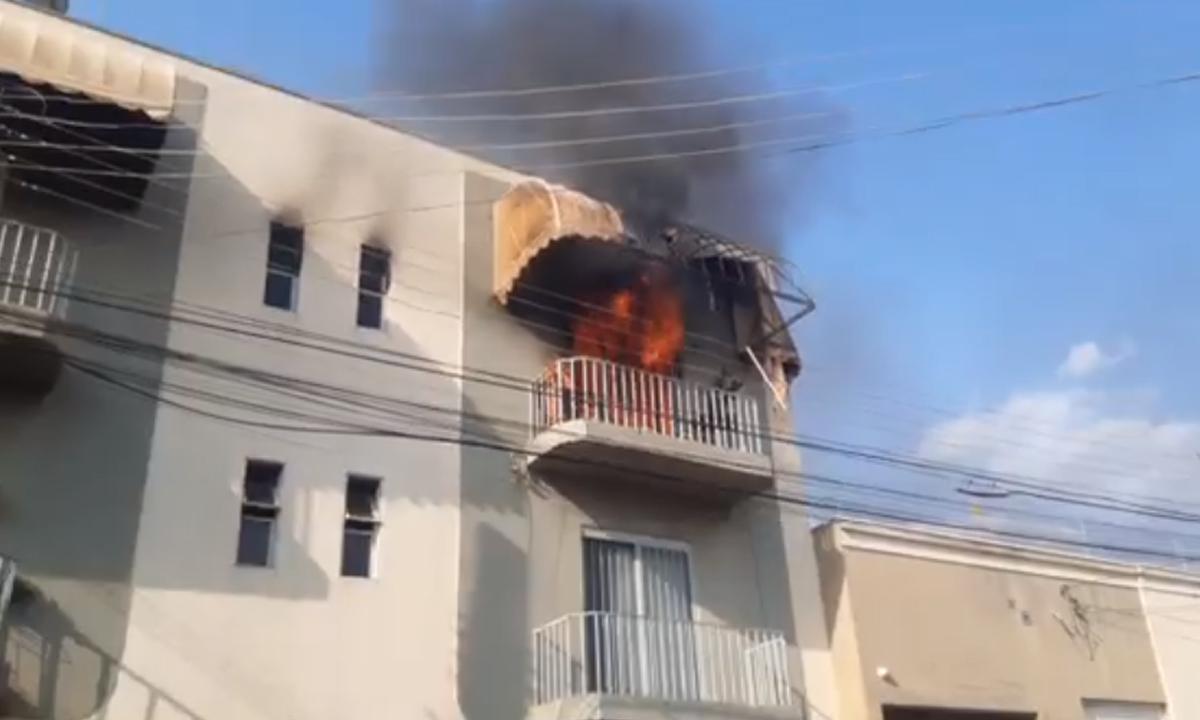 Adolescente é resgatado em sacada de prédio em incêndio em  apartamento - Jairo Chagas/Jornal da Manhã