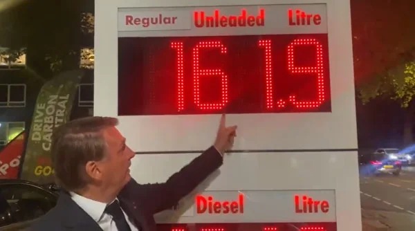 Bolsonaro em posto de Londres: 'No Brasil, gasolina é mais barata' - REDES SOCIAIS/REPRODUÇÃO