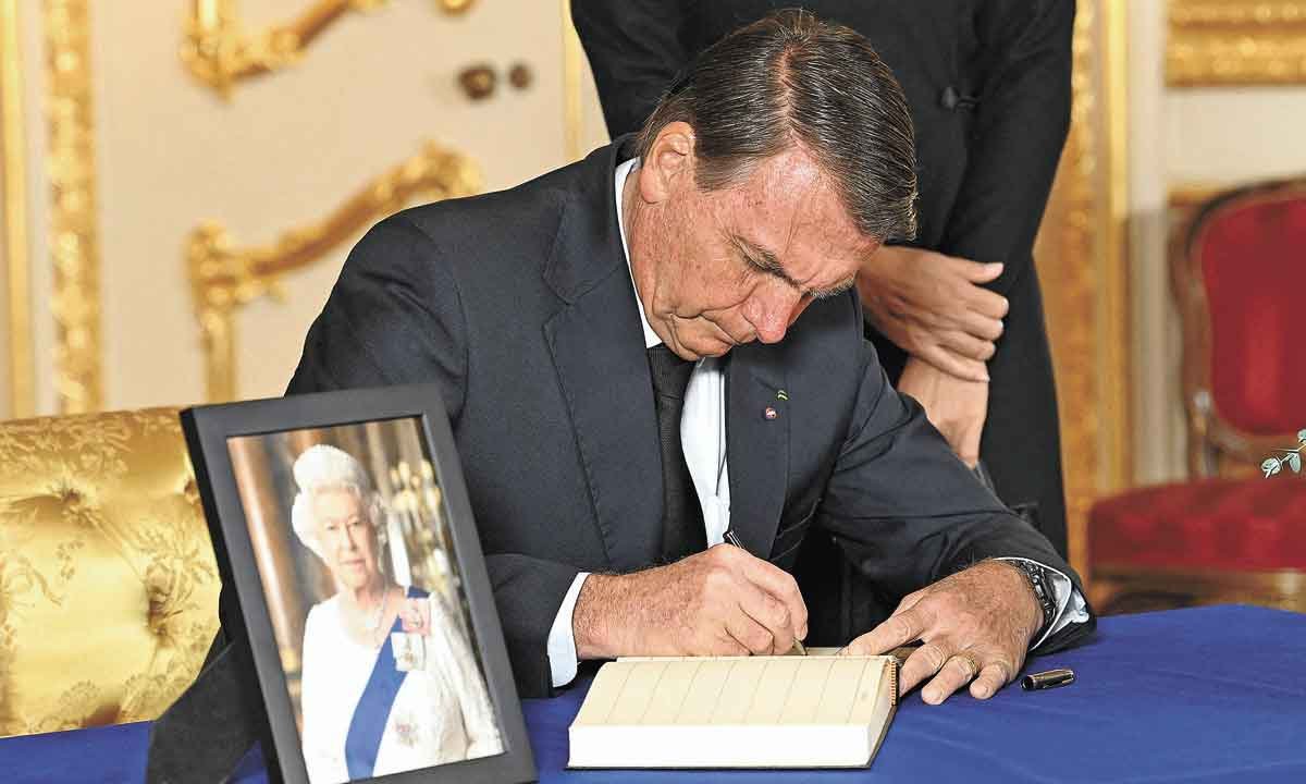 O custo-benefício do funeral de Elizabeth II para o candidato Bolsonaro - Jonathan Hordle/Pool/AFP