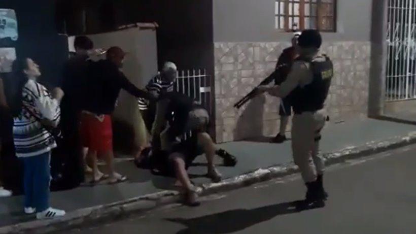 Vídeo mostra confusão e tiro de borracha durante ocorrência policial em MG - Redes Sociais