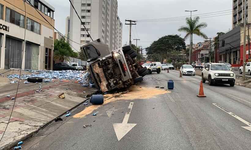 Caminhão tomba e complica trânsito na Av Nossa Senhora do Carmo - Mateus Parreiras/EM/D.A Press