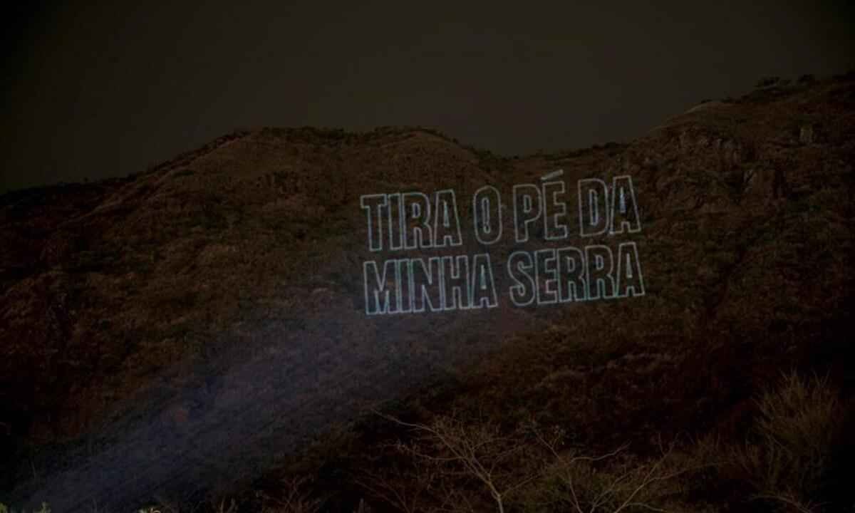 Mineração: manifestantes projetam frases de protesto na Serra do Curral - Artur Souza