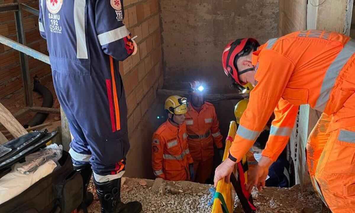 Homem sofre queda de 12 metros em fosso de elevador em Conselheiro Lafaiete - Divulgação/CBMMG