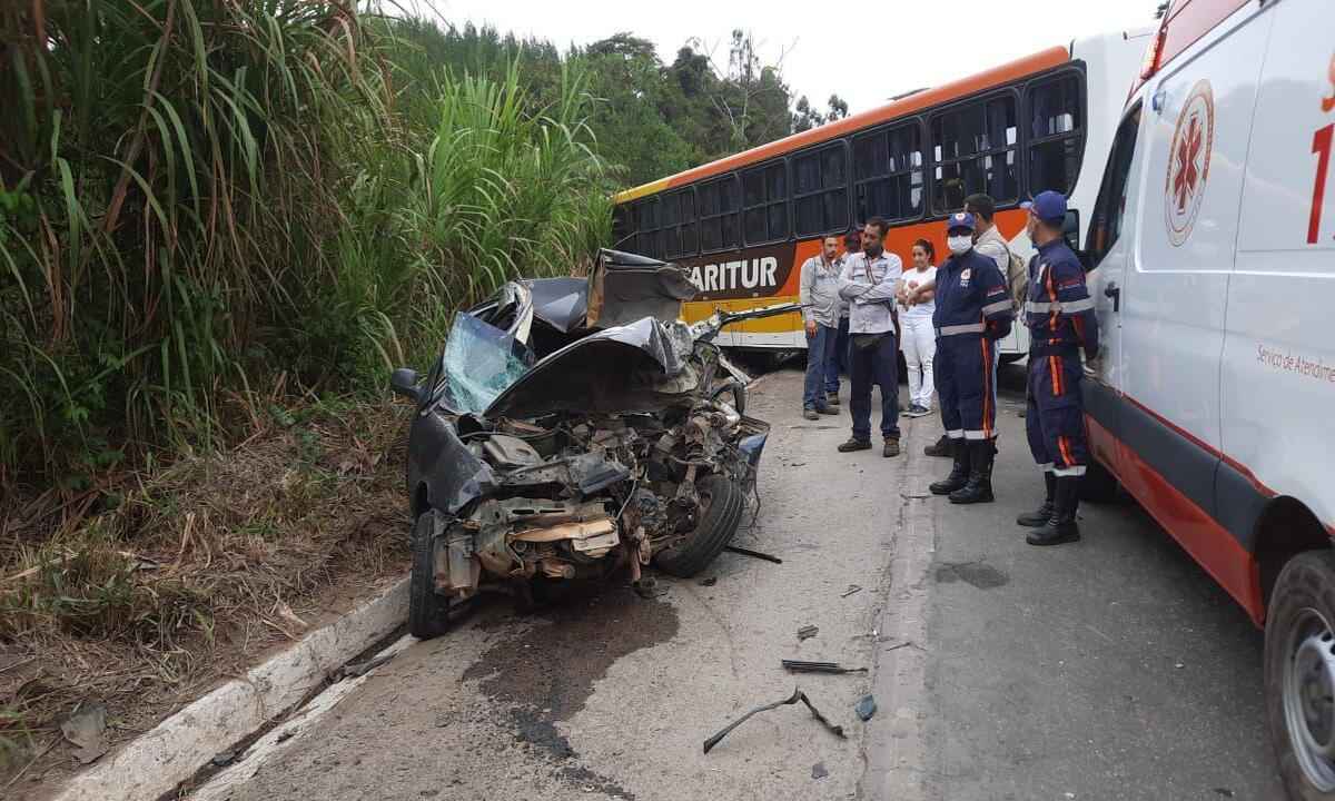 Motorista morre após colisão frontal de carro com ônibus na BR-381 - Reprodução/ Redes sociais 