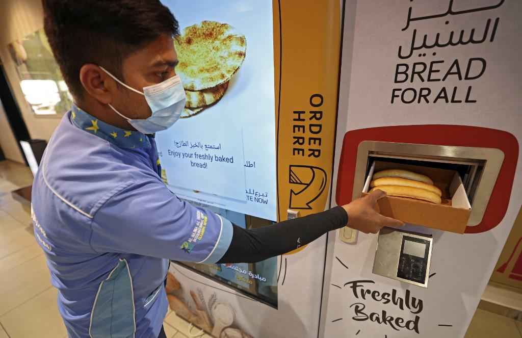 Máquinas que distribuem pão de graça para pobres são espalhadas em Dubai - Karim SAHIB / AFP