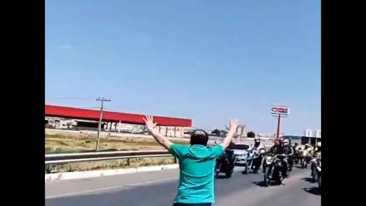 Bolsonarista invade rodovia e quase é atropelado pela moto do presidente - Redes Sociais/Reprodução