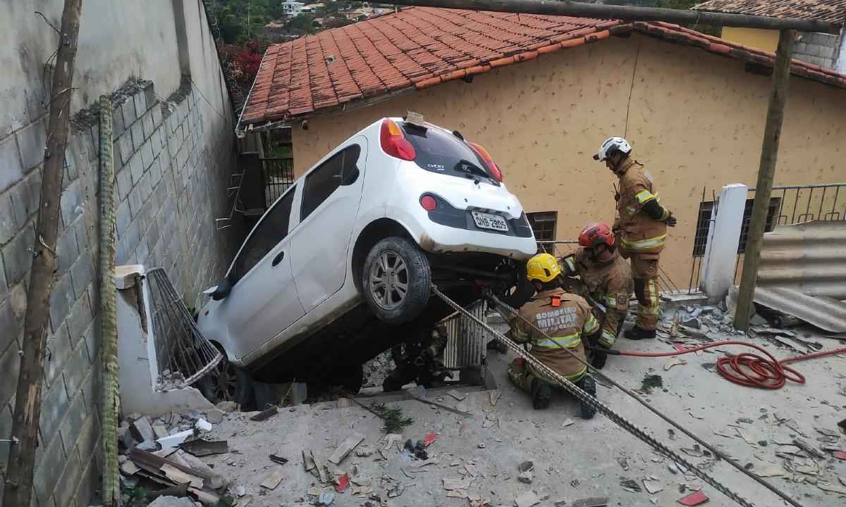 Carro desgovernado passa por cima de outro veículo e acerta casa em Minas - Corpo de Bombeiros/Divulgação