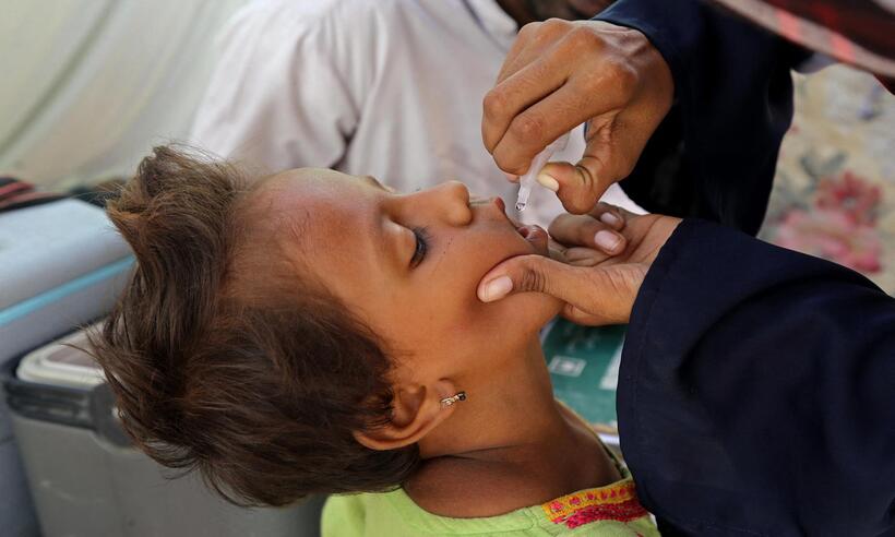 Só uma região de Minas bate meta contra a polio. Veja qual e por quê - Akram SHAHID / AFP