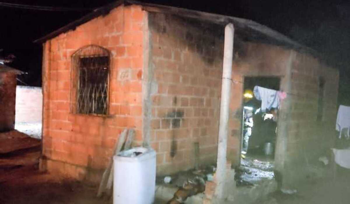Casa em Januária pega fogo com casal e bebê dentro por causa de uma vela - Corpo de Bombeiros/Divulgação