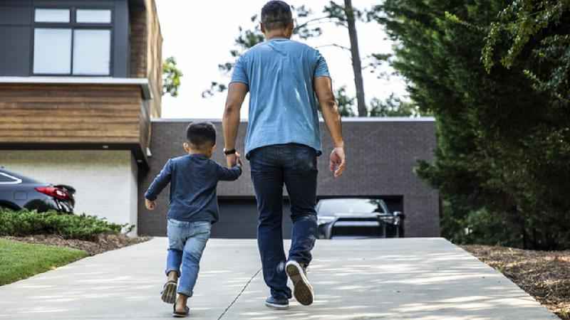 O sonho da paternidade que faz homens solteiros buscarem barriga de aluguel no exterior