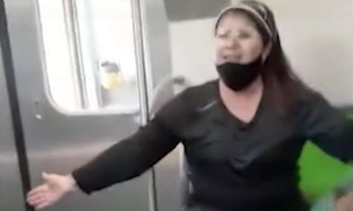 Mulher que ofendeu família negra no metrô de BH é indiciada por racismo - Reprodução