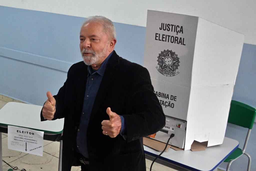 Lula comemora voto e relembra última eleição: 'Estava detido na PF' - Nelson Faria/ AFP