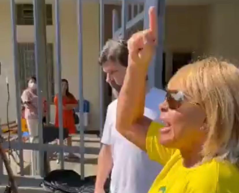 Vídeo: Bolsonarista faz escândalo ao encontrar ex-presidente Dilma em BH  - Asafe Alcântara/Portal BHAZ